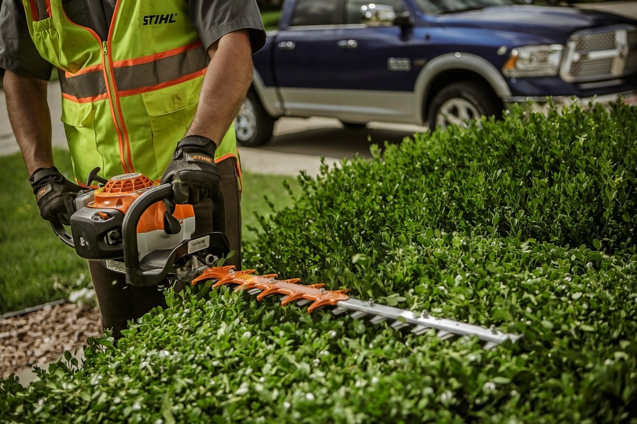 HS 82 petrol hedge trimmer