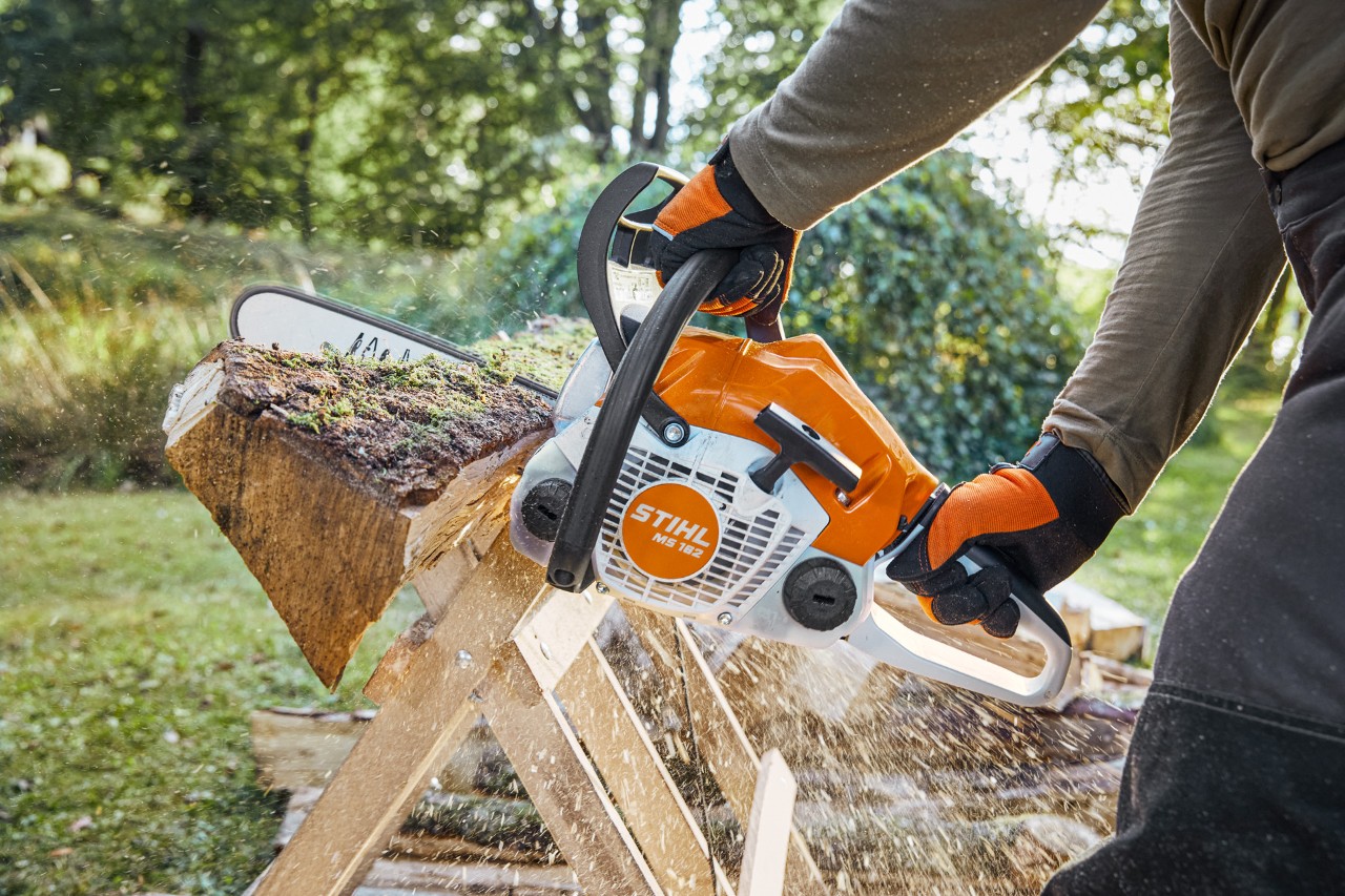 STIHL MS 162 in action