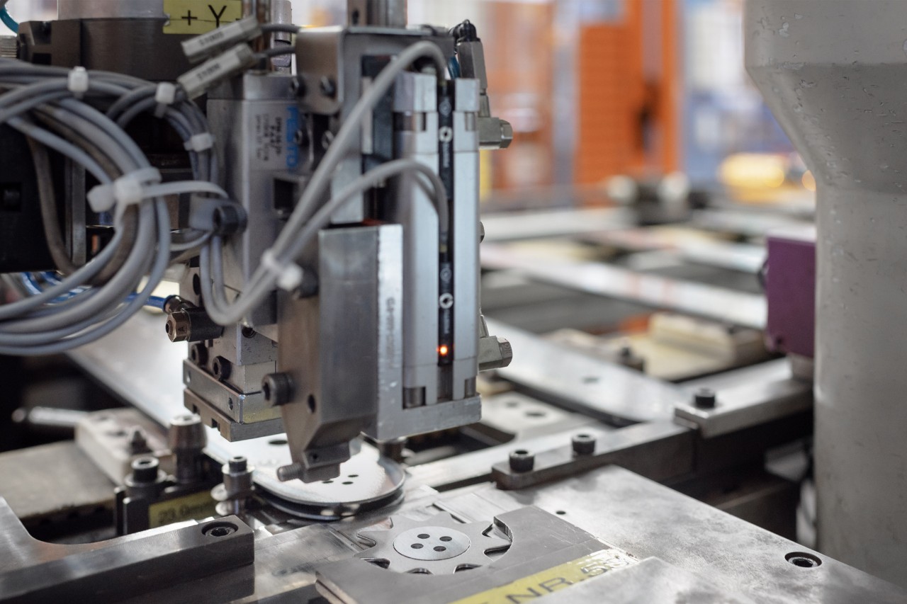 A machine mounts the sprocket wheel in the bar nose