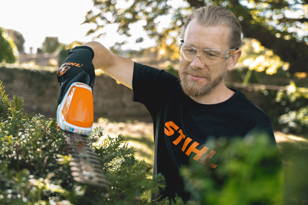 Head gardener Andrew Wain trims a hedge with a STIHL battery hedge trimmer