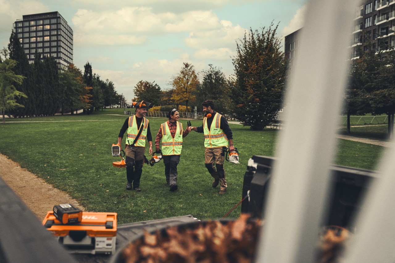 Team on the way back to the vehicle after work with STIHL cordless tools