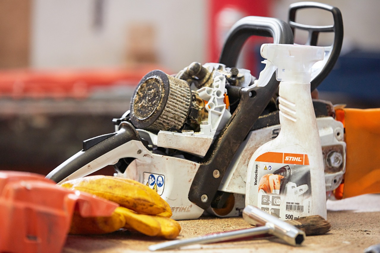 A STIHL chainsaw on a bench with STIHL Varioclean in front