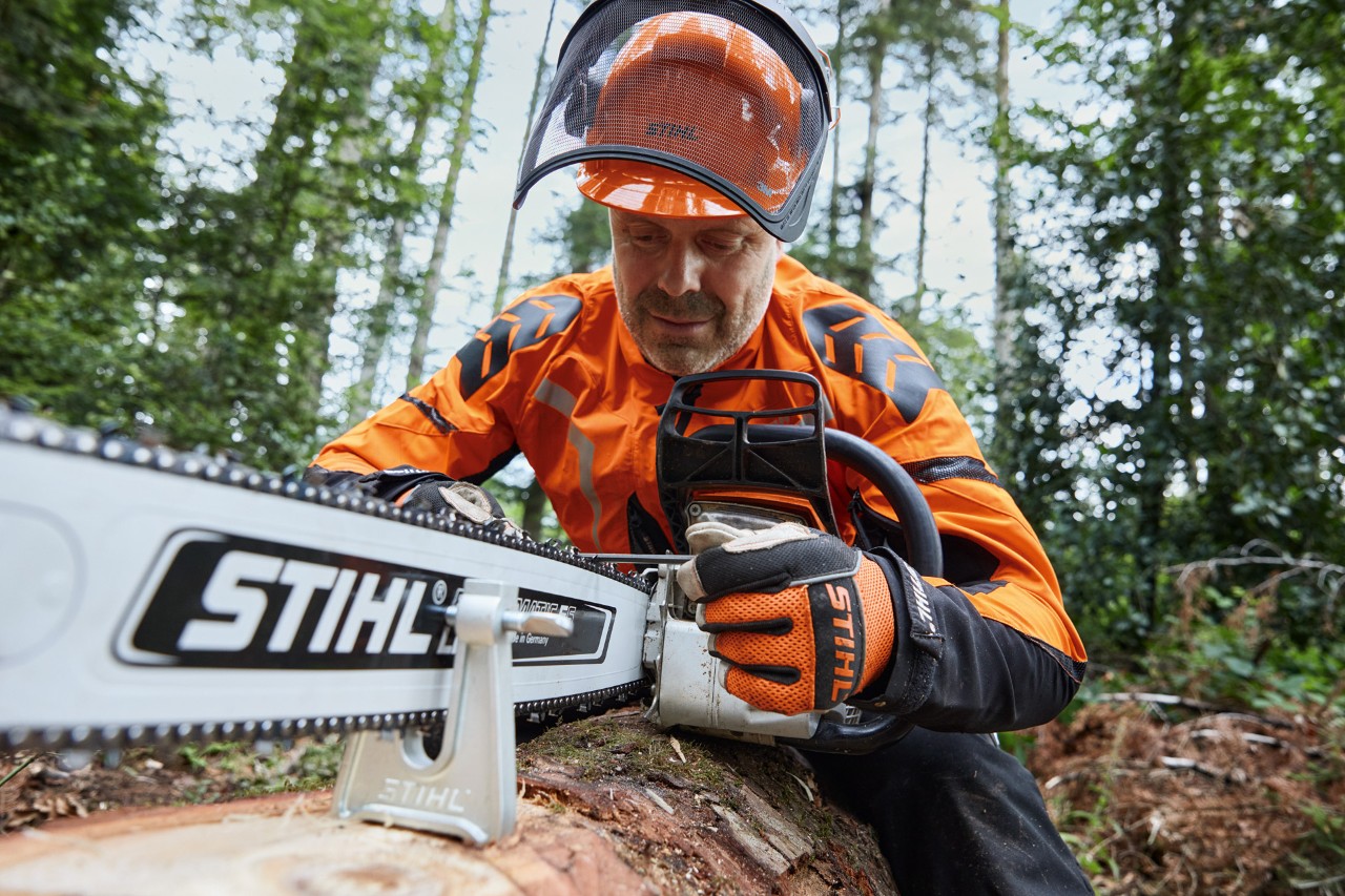 A man sharpens the STIHL Rapid HEXA chainsaw using a hexagonal file