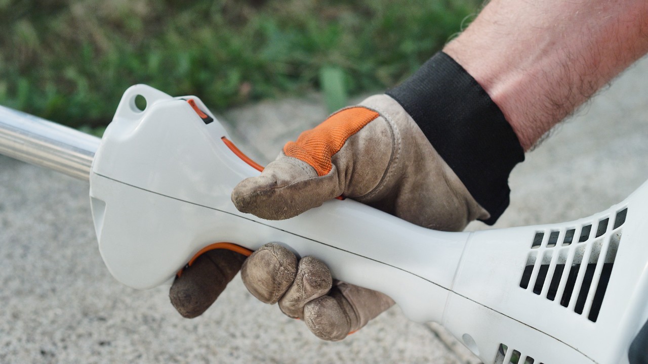 The throttle lever of the STIHL FS 38 petrol brushcutter locks into place