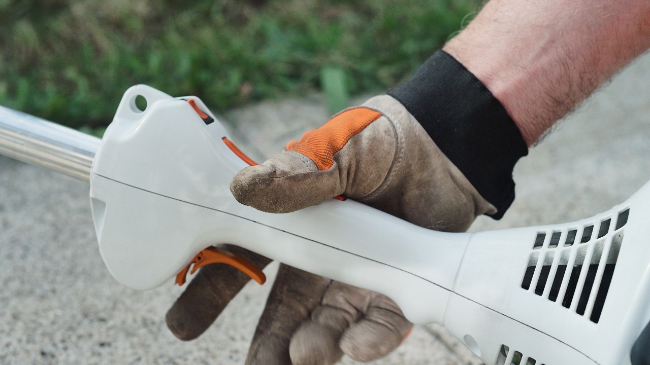 STIHL FS 38 petrol brushcutter in starting throttle position
