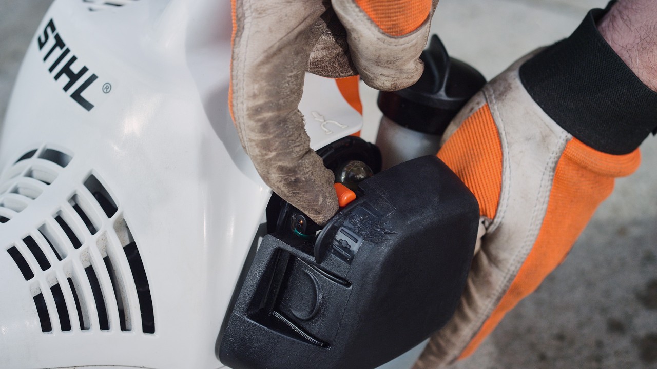 Actuating the choke lever on a STIHL FS 38 petrol brushcutter