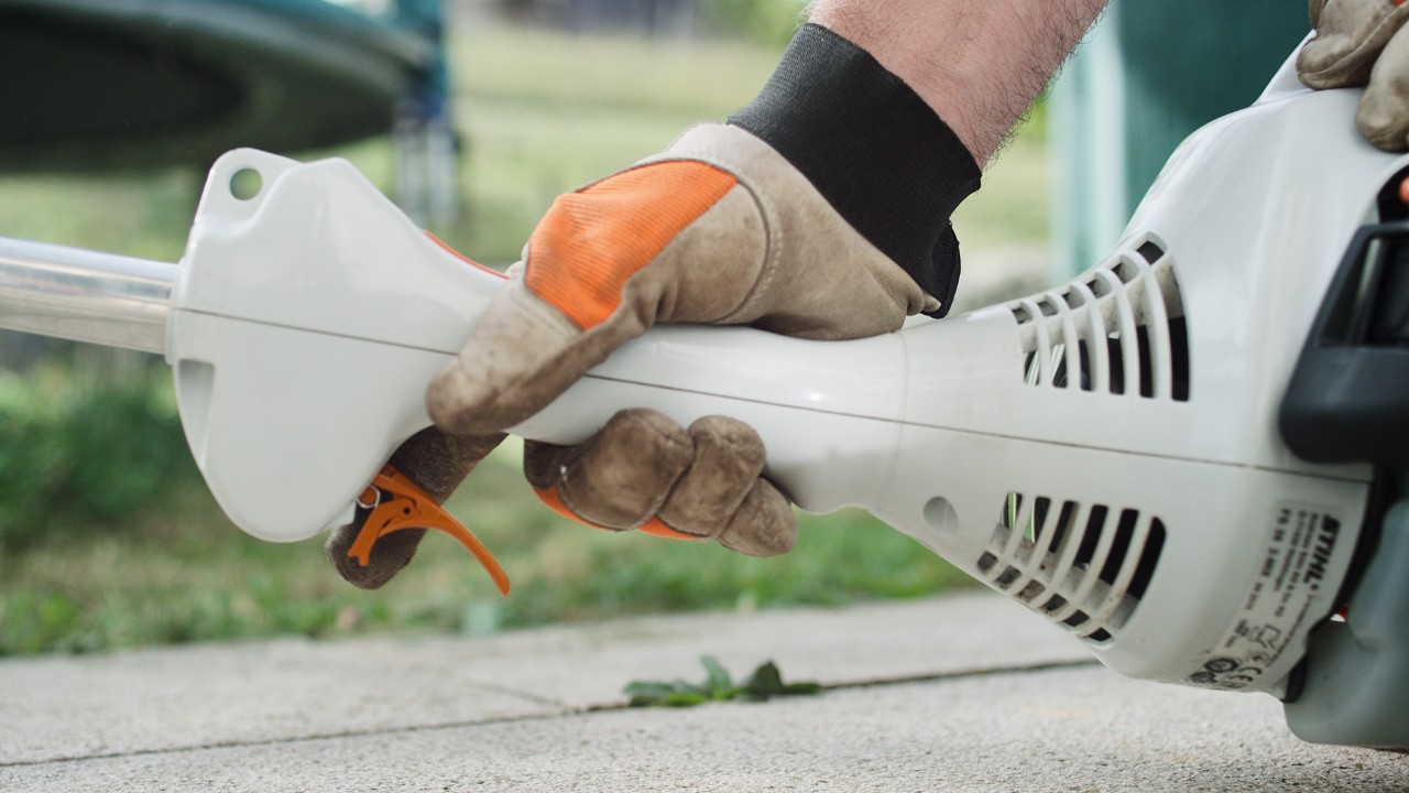 Pressing the throttle lever on the STIHL FS 38 petrol brushcutter