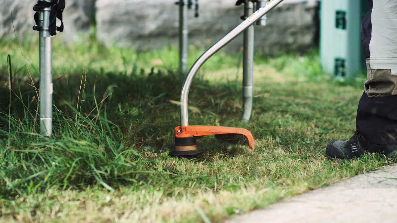 Using the STIHL FS 38 petrol brushcutter to trim lawn edges